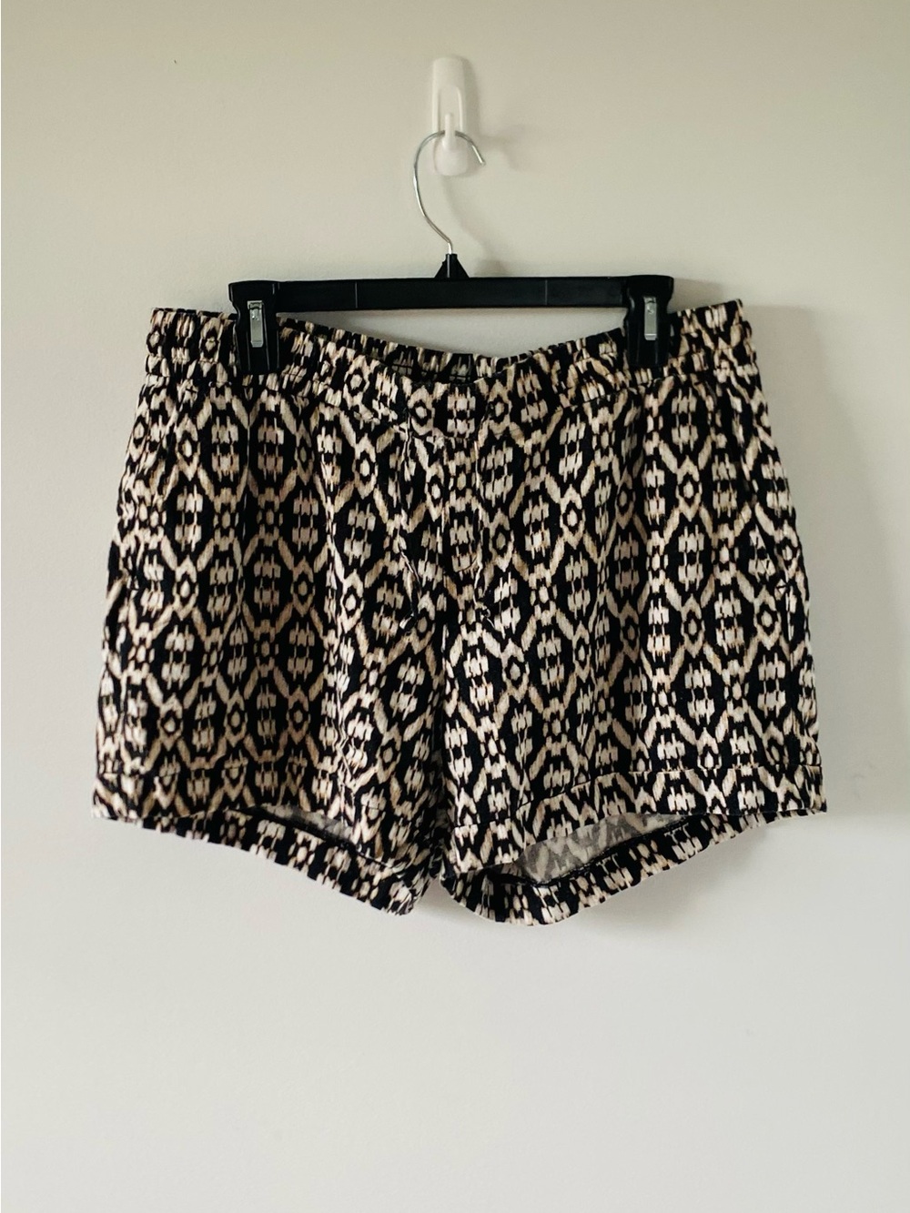 Old Navy Black and Cream Geometric Elastic-Waist Shorts Size L Summer Comfort